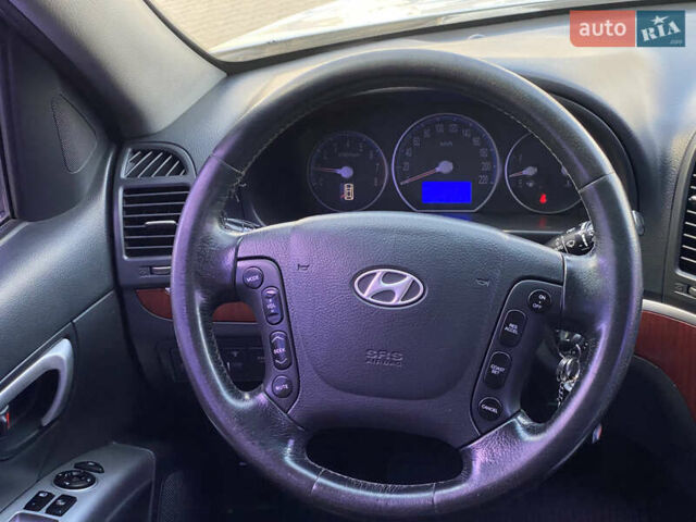 Серый Хендай Санта Фе, объемом двигателя 2.7 л и пробегом 329 тыс. км за 7999 $, фото 23 на Automoto.ua