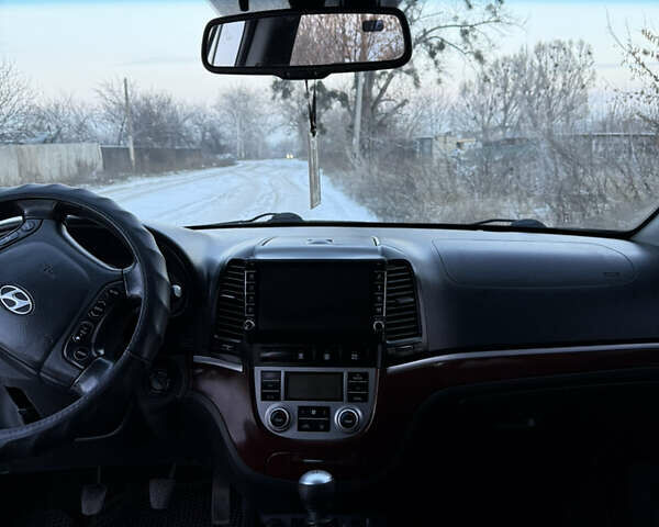 Серый Хендай Санта Фе, объемом двигателя 2.2 л и пробегом 283 тыс. км за 9200 $, фото 9 на Automoto.ua