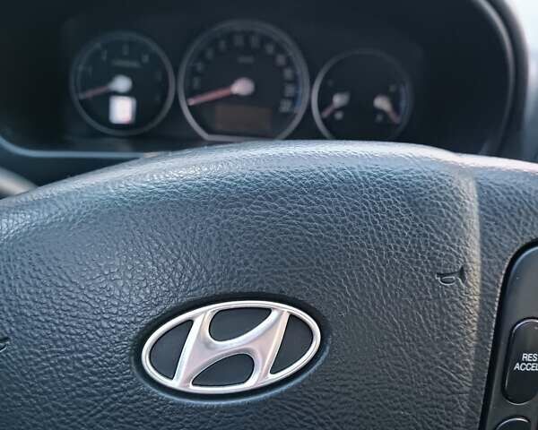 Серый Хендай Санта Фе, объемом двигателя 2.2 л и пробегом 202 тыс. км за 11000 $, фото 28 на Automoto.ua