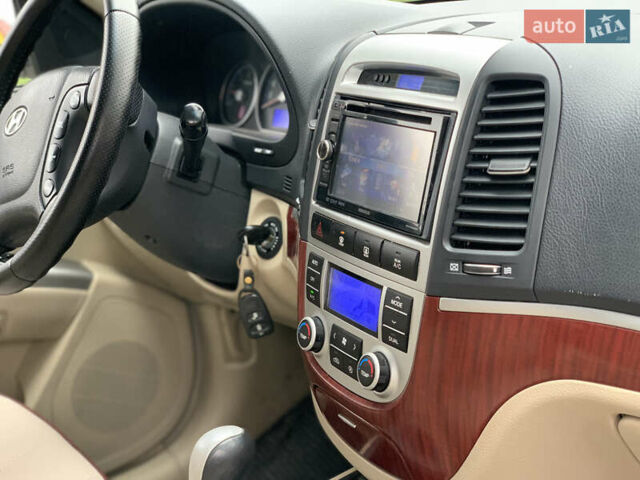 Серый Хендай Санта Фе, объемом двигателя 2.2 л и пробегом 246 тыс. км за 10250 $, фото 18 на Automoto.ua