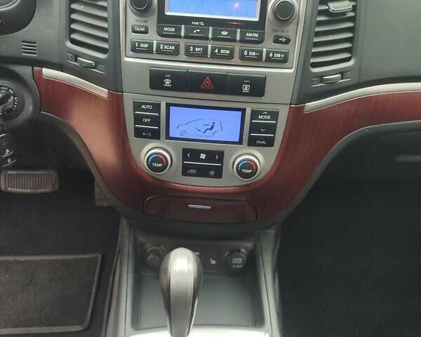 Серый Хендай Санта Фе, объемом двигателя 2.2 л и пробегом 198 тыс. км за 9700 $, фото 19 на Automoto.ua