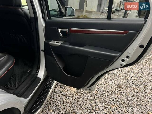 Серый Хендай Санта Фе, объемом двигателя 2.19 л и пробегом 280 тыс. км за 9500 $, фото 6 на Automoto.ua