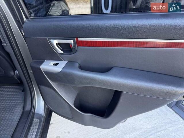 Сірий Хендай Санта Фе, об'ємом двигуна 2.7 л та пробігом 267 тис. км за 8900 $, фото 20 на Automoto.ua