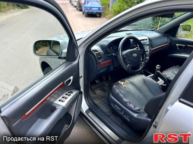 Серый Хендай Санта Фе, объемом двигателя 2.2 л и пробегом 300 тыс. км за 4600 $, фото 7 на Automoto.ua