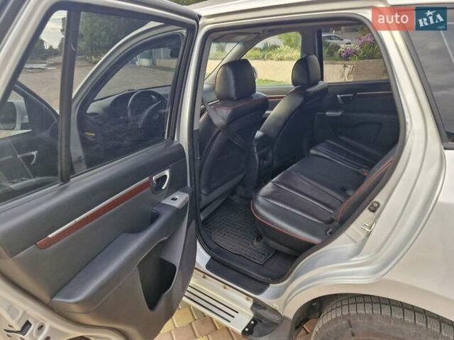 Серый Хендай Санта Фе, объемом двигателя 2.19 л и пробегом 267 тыс. км за 9600 $, фото 3 на Automoto.ua