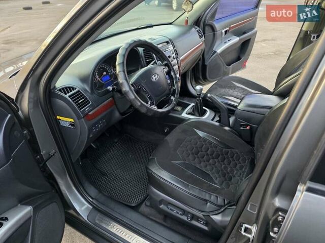 Серый Хендай Санта Фе, объемом двигателя 2.2 л и пробегом 319 тыс. км за 9777 $, фото 24 на Automoto.ua