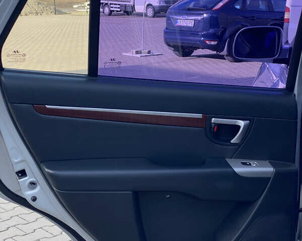 Серый Хендай Санта Фе, объемом двигателя 2.7 л и пробегом 329 тыс. км за 7999 $, фото 22 на Automoto.ua