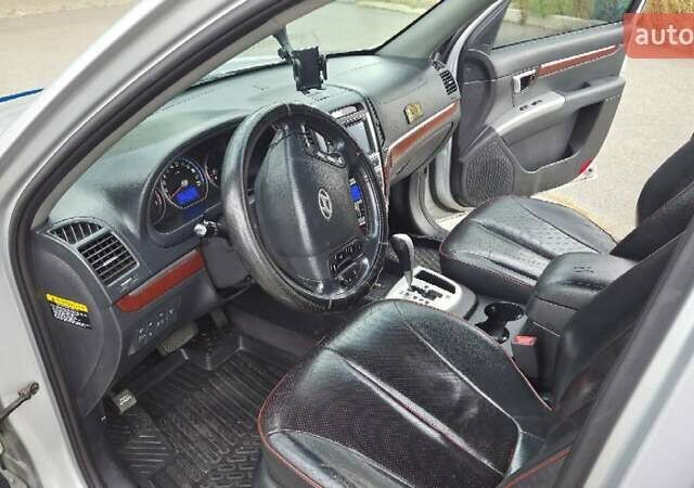 Серый Хендай Санта Фе, объемом двигателя 2.2 л и пробегом 232 тыс. км за 10900 $, фото 5 на Automoto.ua