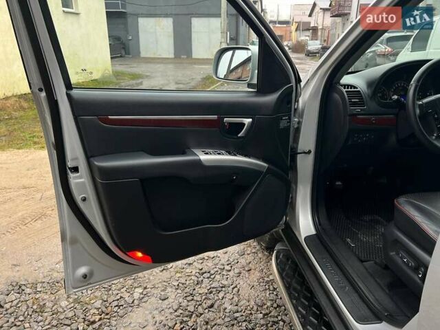 Серый Хендай Санта Фе, объемом двигателя 2.19 л и пробегом 280 тыс. км за 9500 $, фото 13 на Automoto.ua