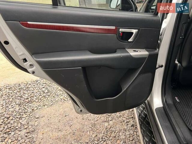 Серый Хендай Санта Фе, объемом двигателя 2.19 л и пробегом 280 тыс. км за 9500 $, фото 9 на Automoto.ua