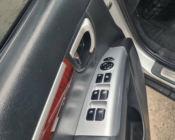 Серый Хендай Санта Фе, объемом двигателя 2.2 л и пробегом 255 тыс. км за 10500 $, фото 2 на Automoto.ua