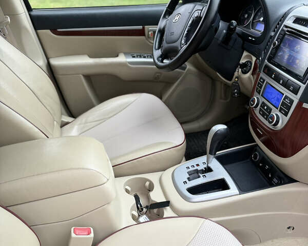 Серый Хендай Санта Фе, объемом двигателя 2.2 л и пробегом 246 тыс. км за 10250 $, фото 24 на Automoto.ua