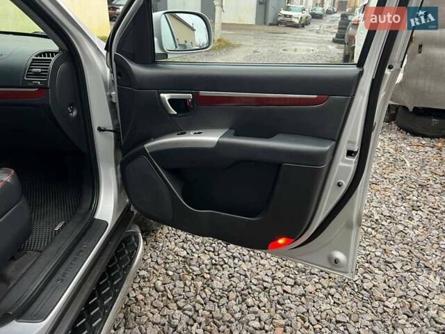 Серый Хендай Санта Фе, объемом двигателя 2.19 л и пробегом 280 тыс. км за 9500 $, фото 2 на Automoto.ua