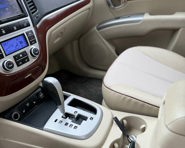 Серый Хендай Санта Фе, объемом двигателя 2.2 л и пробегом 246 тыс. км за 10250 $, фото 17 на Automoto.ua