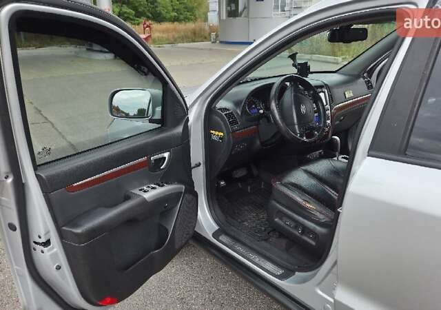 Серый Хендай Санта Фе, объемом двигателя 2.2 л и пробегом 232 тыс. км за 10900 $, фото 8 на Automoto.ua