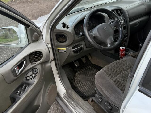 Серый Хендай Санта Фе, объемом двигателя 2 л и пробегом 200 тыс. км за 3000 $, фото 7 на Automoto.ua