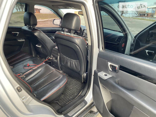 Серый Хендай Санта Фе, объемом двигателя 2.7 л и пробегом 212 тыс. км за 9200 $, фото 6 на Automoto.ua