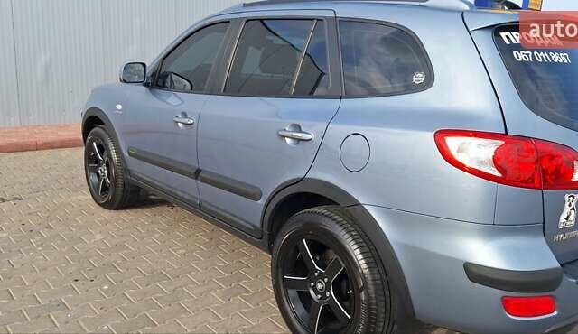 Сірий Хендай Санта Фе, об'ємом двигуна 2.19 л та пробігом 235 тис. км за 10000 $, фото 1 на Automoto.ua