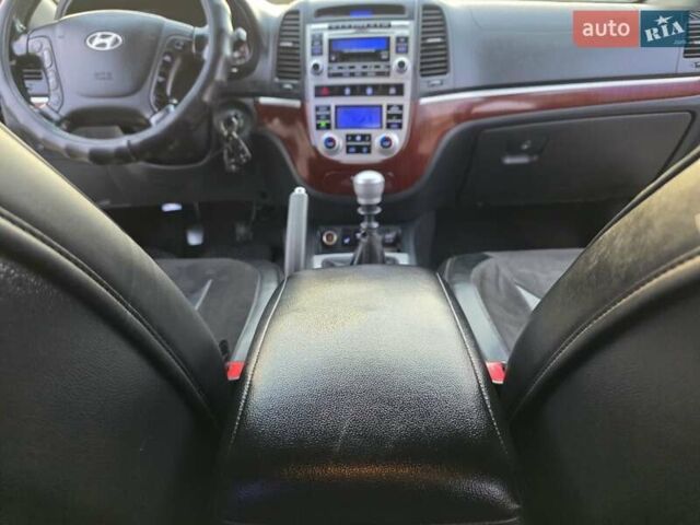 Серый Хендай Санта Фе, объемом двигателя 2.2 л и пробегом 319 тыс. км за 9777 $, фото 32 на Automoto.ua