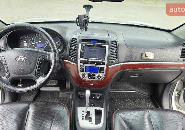 Серый Хендай Санта Фе, объемом двигателя 2.2 л и пробегом 232 тыс. км за 10900 $, фото 4 на Automoto.ua