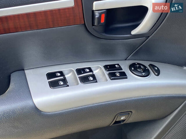 Серый Хендай Санта Фе, объемом двигателя 2.7 л и пробегом 329 тыс. км за 7999 $, фото 11 на Automoto.ua