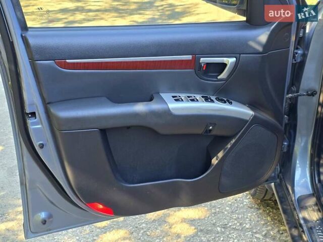 Серый Хендай Санта Фе, объемом двигателя 2.66 л и пробегом 172 тыс. км за 9500 $, фото 27 на Automoto.ua