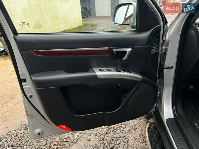 Серый Хендай Санта Фе, объемом двигателя 2.19 л и пробегом 280 тыс. км за 9500 $, фото 11 на Automoto.ua