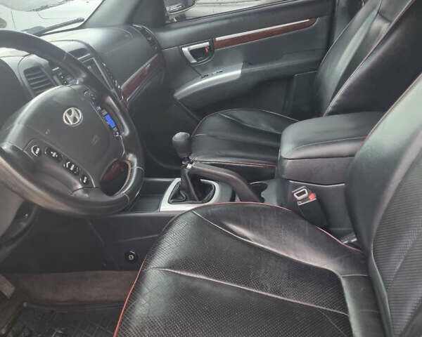 Серый Хендай Санта Фе, объемом двигателя 2.2 л и пробегом 255 тыс. км за 10500 $, фото 6 на Automoto.ua