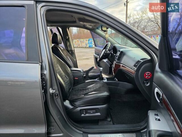 Серый Хендай Санта Фе, объемом двигателя 2.2 л и пробегом 319 тыс. км за 9777 $, фото 30 на Automoto.ua