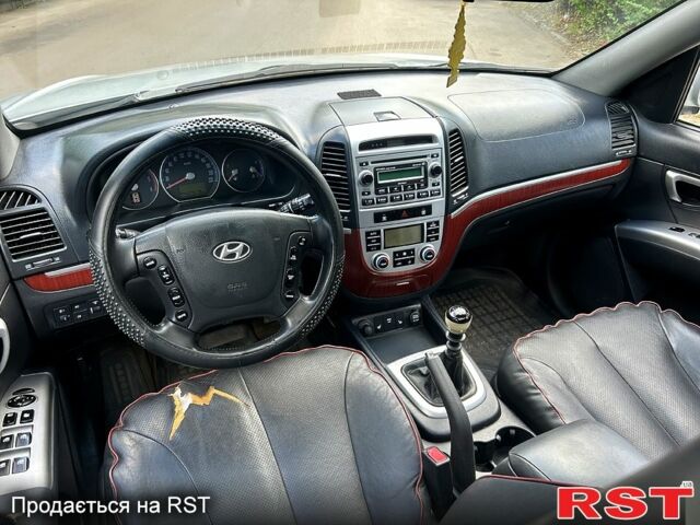 Серый Хендай Санта Фе, объемом двигателя 2.2 л и пробегом 300 тыс. км за 4600 $, фото 5 на Automoto.ua