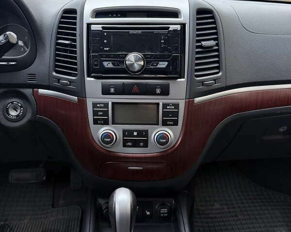 Сірий Хендай Санта Фе, об'ємом двигуна 2.2 л та пробігом 235 тис. км за 10700 $, фото 21 на Automoto.ua