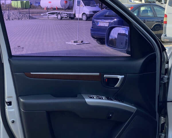 Серый Хендай Санта Фе, объемом двигателя 2.7 л и пробегом 329 тыс. км за 7999 $, фото 10 на Automoto.ua