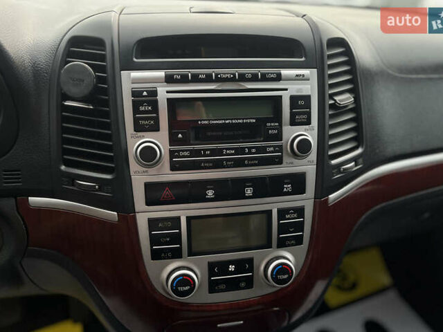 Серый Хендай Санта Фе, объемом двигателя 2.66 л и пробегом 210 тыс. км за 9500 $, фото 18 на Automoto.ua