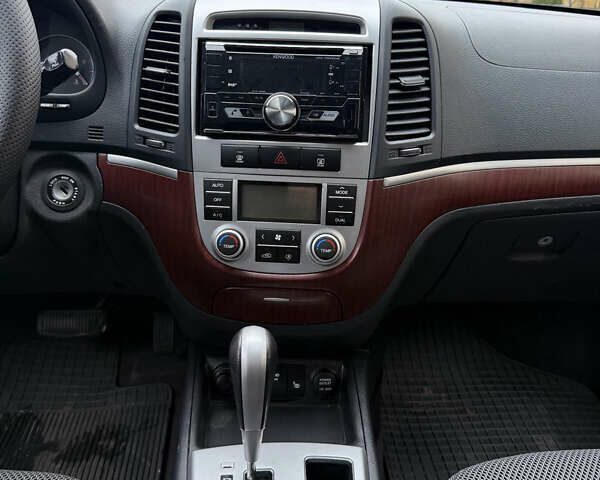 Сірий Хендай Санта Фе, об'ємом двигуна 2.2 л та пробігом 235 тис. км за 10700 $, фото 23 на Automoto.ua