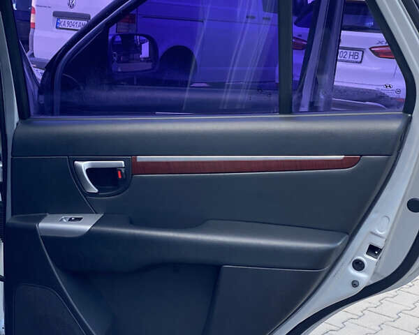 Серый Хендай Санта Фе, объемом двигателя 2.7 л и пробегом 329 тыс. км за 7999 $, фото 20 на Automoto.ua