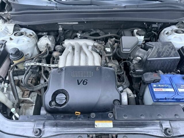 Серый Хендай Санта Фе, объемом двигателя 2.7 л и пробегом 140 тыс. км за 9200 $, фото 6 на Automoto.ua