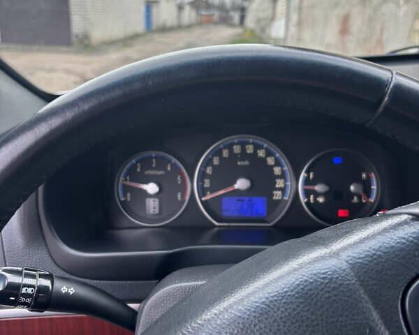 Серый Хендай Санта Фе, объемом двигателя 2.19 л и пробегом 170 тыс. км за 10500 $, фото 10 на Automoto.ua