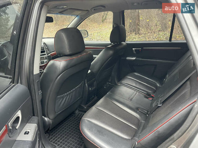 Серый Хендай Санта Фе, объемом двигателя 2.2 л и пробегом 200 тыс. км за 5700 $, фото 9 на Automoto.ua