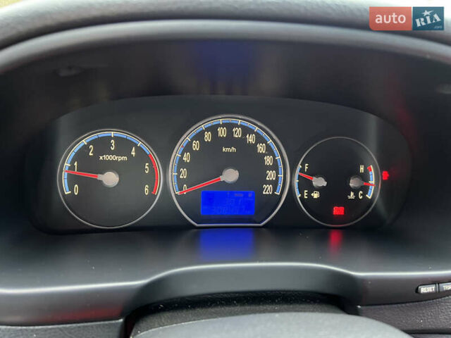Серый Хендай Санта Фе, объемом двигателя 2.2 л и пробегом 308 тыс. км за 9600 $, фото 15 на Automoto.ua