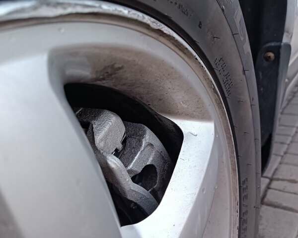 Серый Хендай Санта Фе, объемом двигателя 2.2 л и пробегом 202 тыс. км за 11000 $, фото 15 на Automoto.ua