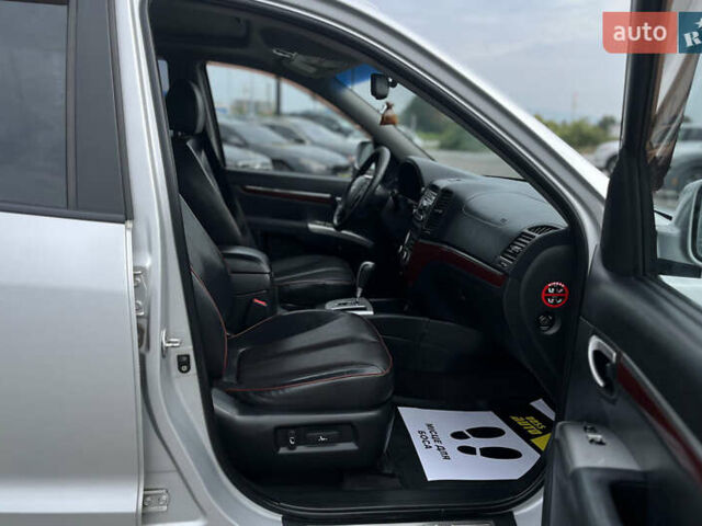 Серый Хендай Санта Фе, объемом двигателя 2.66 л и пробегом 210 тыс. км за 9500 $, фото 12 на Automoto.ua