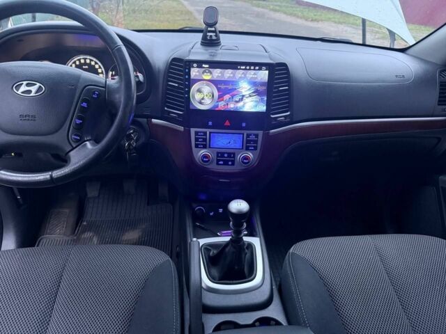 Серый Хендай Санта Фе, объемом двигателя 2.7 л и пробегом 140 тыс. км за 9200 $, фото 3 на Automoto.ua