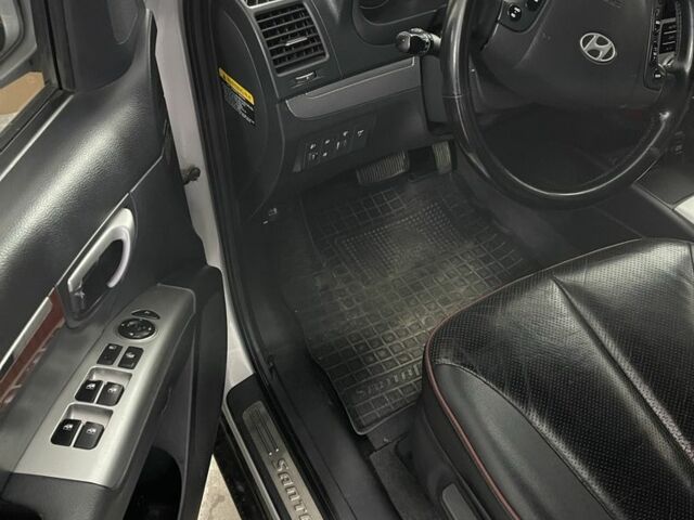 Серый Хендай Санта Фе, объемом двигателя 2.2 л и пробегом 280 тыс. км за 6700 $, фото 17 на Automoto.ua