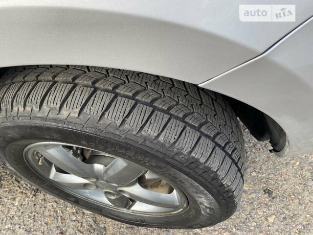 Серый Хендай Санта Фе, объемом двигателя 2.7 л и пробегом 212 тыс. км за 9200 $, фото 5 на Automoto.ua