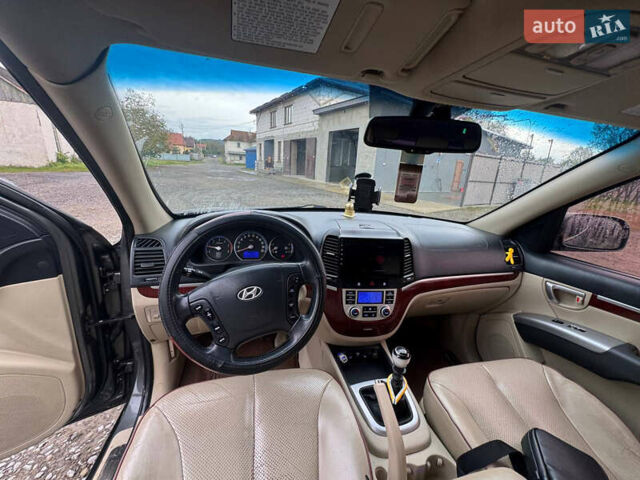 Серый Хендай Санта Фе, объемом двигателя 2.19 л и пробегом 265 тыс. км за 9900 $, фото 5 на Automoto.ua