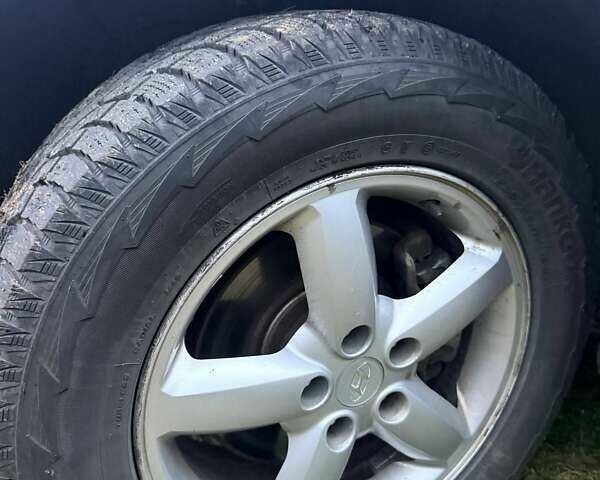 Серый Хендай Санта Фе, объемом двигателя 2.66 л и пробегом 140 тыс. км за 9200 $, фото 9 на Automoto.ua