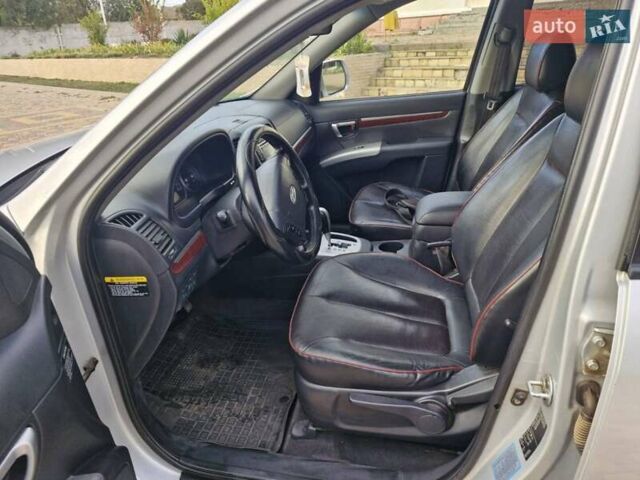 Серый Хендай Санта Фе, объемом двигателя 2.19 л и пробегом 267 тыс. км за 9600 $, фото 7 на Automoto.ua