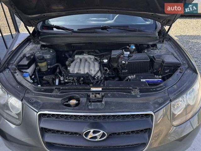 Сірий Хендай Санта Фе, об'ємом двигуна 2.7 л та пробігом 267 тис. км за 8900 $, фото 22 на Automoto.ua