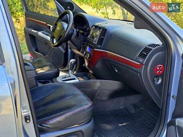 Серый Хендай Санта Фе, объемом двигателя 2.66 л и пробегом 172 тыс. км за 9500 $, фото 26 на Automoto.ua