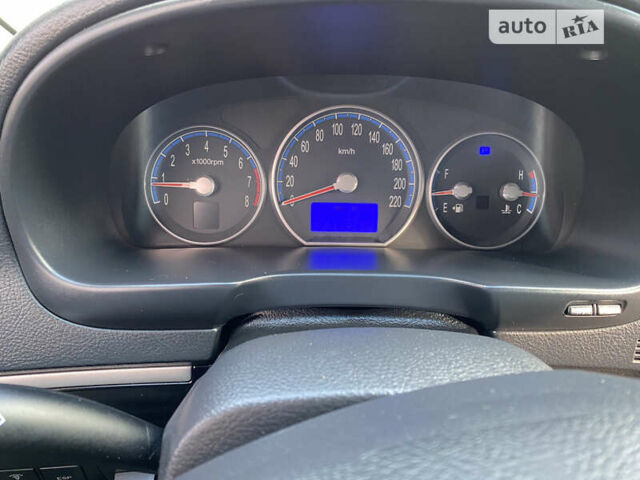Серый Хендай Санта Фе, объемом двигателя 2.7 л и пробегом 212 тыс. км за 9200 $, фото 15 на Automoto.ua